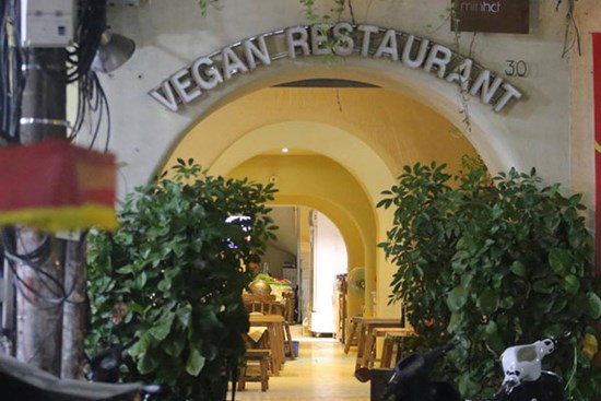 Nhà hàng Minh Chay sau sự cố pate chứa chất độc khiến 9 người nhập viện: Vắng khách, thực đơn chỉ còn giò và chả