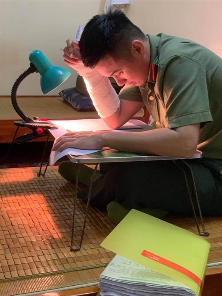 Chiến sĩ công an nghĩa vụ đạt điểm 10 Lịch sử: Bị gãy tay lúc ôn thi nên việc viết lách gặp nhiều khó khăn-2