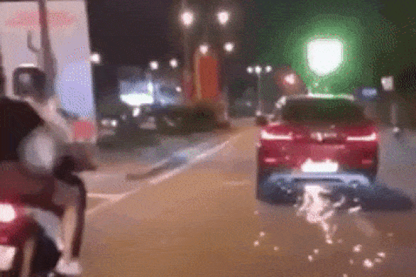 Clip: Xe ben lùi bất cẩn, lao xuống vực - khoảnh khắc khiến người chứng kiến đứng hình vì quá hoảng sợ-4