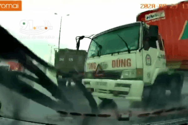 CLIP: Xe container drift kinh hoàng, cabin ngoặt mạnh như cảnh phim hành động