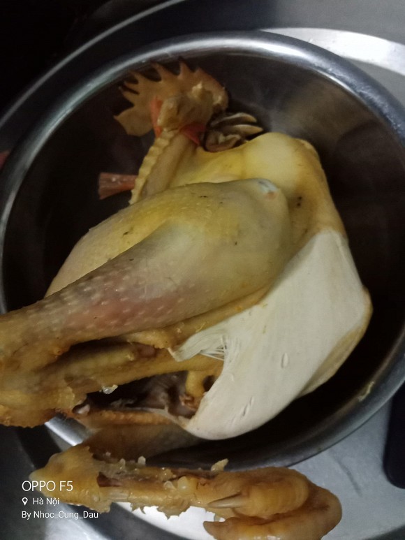 Muốn làm mâm cỗ cúng ngày Rằm tháng 7, hội chị em ghét bếp dở khóc dở cười khi luộc gà-1
