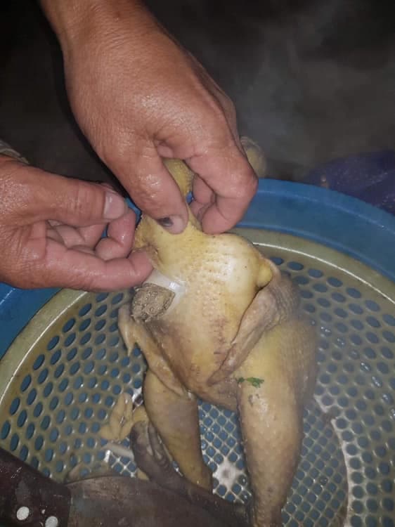 Muốn làm mâm cỗ cúng ngày Rằm tháng 7, hội chị em ghét bếp dở khóc dở cười khi luộc gà-5