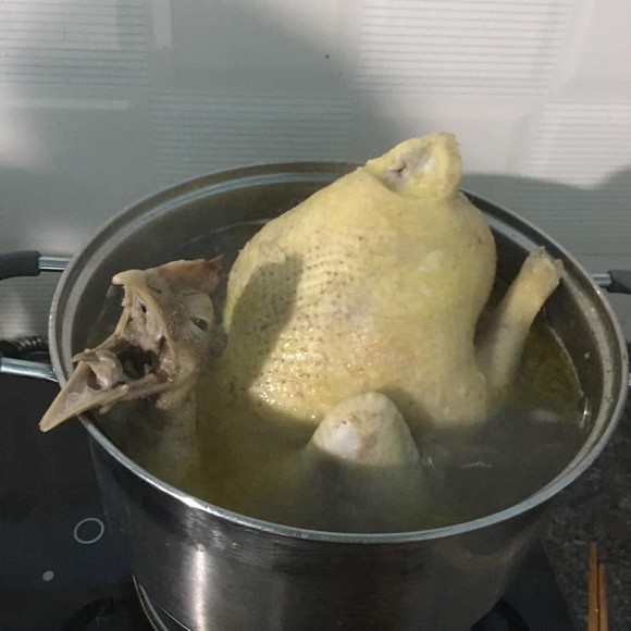 Muốn làm mâm cỗ cúng ngày Rằm tháng 7, hội chị em ghét bếp dở khóc dở cười khi luộc gà-7