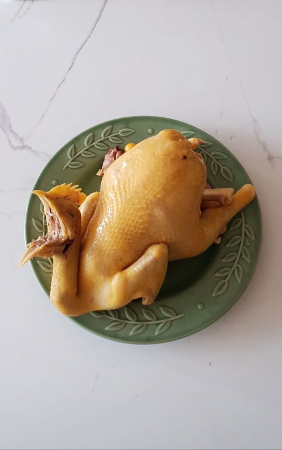 Muốn làm mâm cỗ cúng ngày Rằm tháng 7, hội chị em ghét bếp dở khóc dở cười khi luộc gà-10