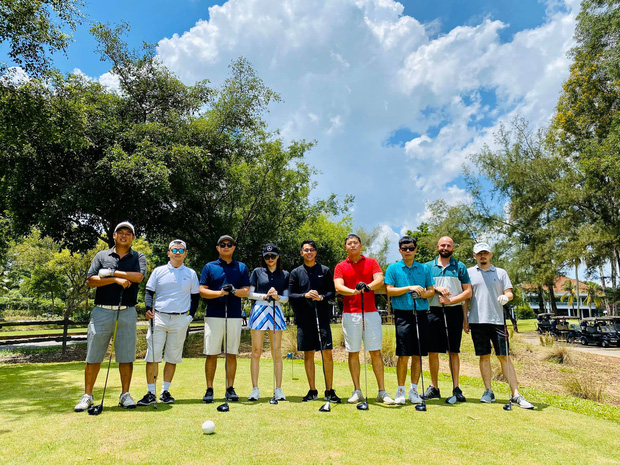 Tình tứ đi đánh golf, cuối cùng Matt Liu cũng chịu cho Hương Giang ra mắt mấy ông bạn rồi đây-2