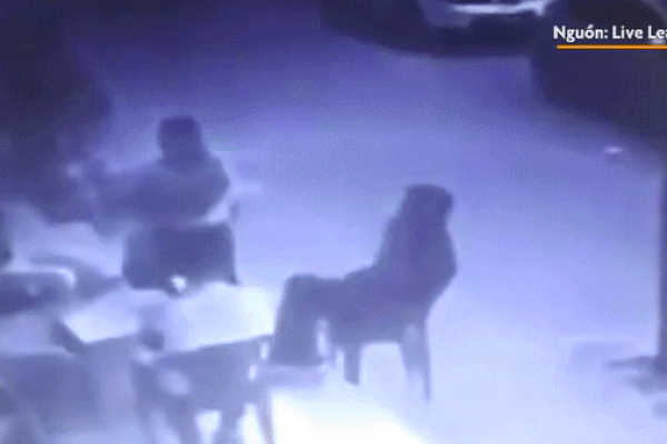 Bé 3 tuổi bị kéo bay lên trời do mắc vào đuôi diều-1