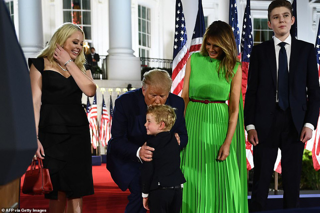 Hoàng tử Nhà Trắng xuất hiện nổi bật, điển trai nhưng lần này bị cháu trai 4 tuổi tranh giành spotlight-5