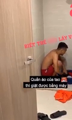 Ông chồng vừa giặt quần áo vừa chửi vợ như hát hay, gây cười nhất là màn ấm ức như trẻ con: Biết thế ngày xưa không lấy vợ!-1