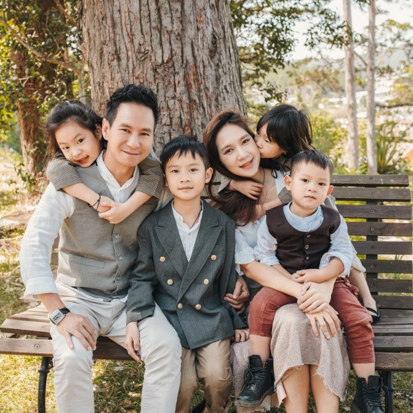 Mặc đồ đôi đi biển với Minh Hà, nhưng CĐM cứ tập trung vào chiếc quần bơi của Lý Hải-11