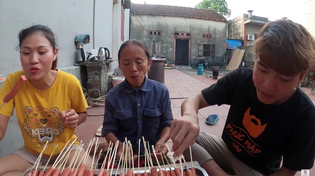 Chưa từng thấy ai như Bà Tân Vlog: mang xúc xích ăn liền đi nướng với bơ trên tảng đá-5