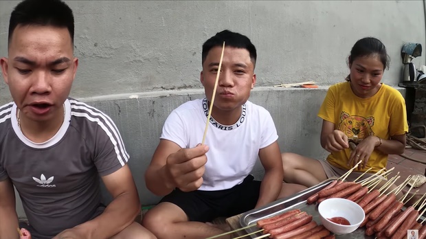 Chưa từng thấy ai như Bà Tân Vlog: mang xúc xích ăn liền đi nướng với bơ trên tảng đá-6
