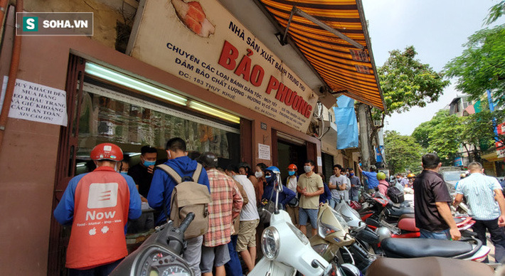 Xếp hàng mua bánh Trung thu trên phố Hà Nội-1
