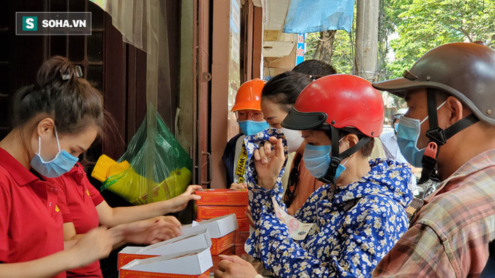 Xếp hàng mua bánh Trung thu trên phố Hà Nội-3