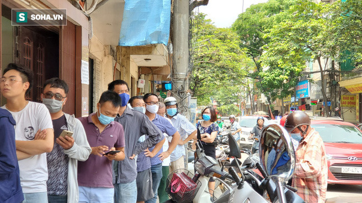 Xếp hàng mua bánh Trung thu trên phố Hà Nội-2