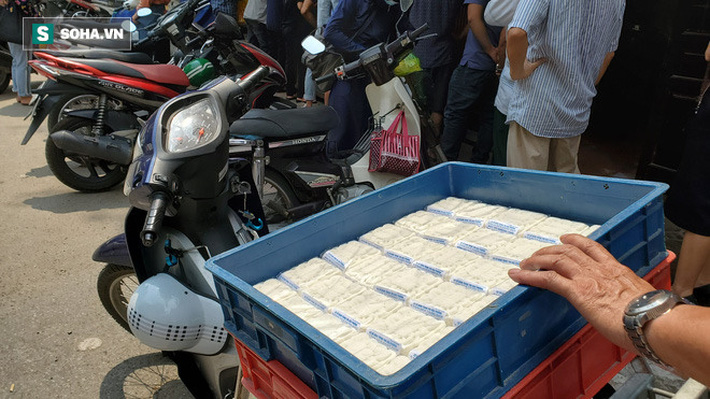 Xếp hàng mua bánh Trung thu trên phố Hà Nội-5