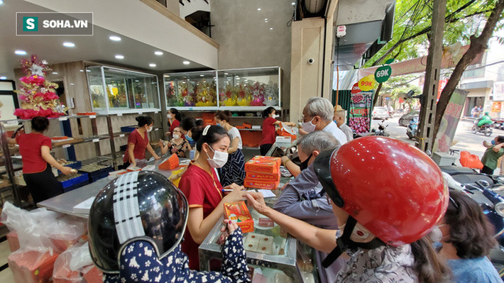 Xếp hàng mua bánh Trung thu trên phố Hà Nội-4
