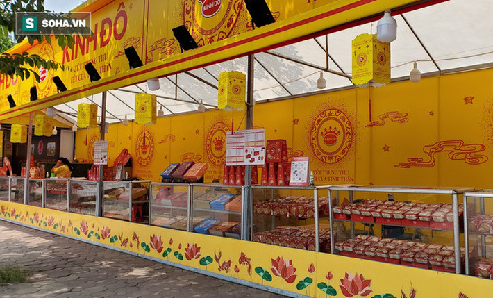 Xếp hàng mua bánh Trung thu trên phố Hà Nội-7