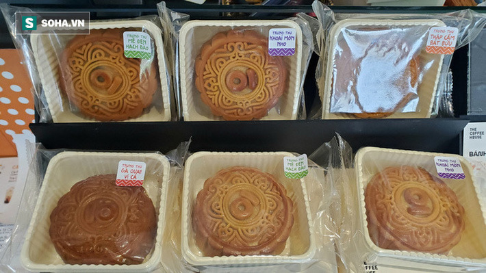 Xếp hàng mua bánh Trung thu trên phố Hà Nội-8