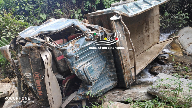 Clip: Xe ben lùi bất cẩn, lao xuống vực - khoảnh khắc khiến người chứng kiến đứng hình vì quá hoảng sợ-2