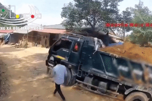 Căn nhà mặt phố gây chú ý bởi chiếc cổng cao thế có 1-0-2 khiến gia chủ không biết nên cười hay khóc-2