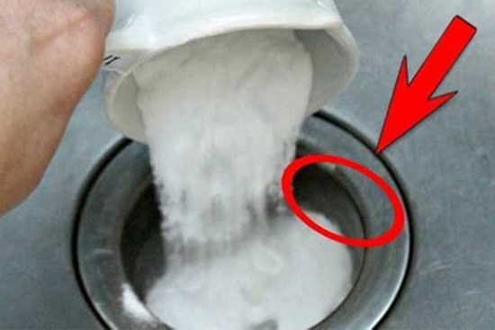Đổ muối vào bồn cầu, ai cũng chửi hâm nhưng biết công dụng về nhà làm theo ngay