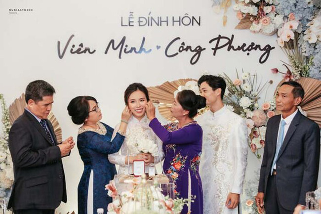 Công Phượng và vợ sắp cưới Viên Minh hiếm hoi cùng nhau xuất hiện công khai nhưng lại bị dân mạng soi ra điểm rời rạc kỳ lạ này-4