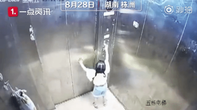 Đến thăm bà ngoại, bé gái 3 tuổi hoảng loạn khi mắc kẹt trong thang máy để rồi ngã từ tầng 8 tử nạn, hình ảnh ghi lại trong camera gây ám ảnh-2