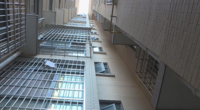 Đến thăm bà ngoại, bé gái 3 tuổi hoảng loạn khi mắc kẹt trong thang máy để rồi ngã từ tầng 8 tử nạn, hình ảnh ghi lại trong camera gây ám ảnh-3