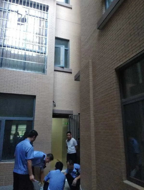 Đến thăm bà ngoại, bé gái 3 tuổi hoảng loạn khi mắc kẹt trong thang máy để rồi ngã từ tầng 8 tử nạn, hình ảnh ghi lại trong camera gây ám ảnh-4