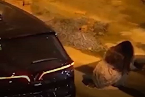 Clip: Cô gái đi ôtô đến tận nhà tình trẻ, gào thét 'chị yêu em' rồi bị chàng trai hắt thẳng chậu nước xuống đầu