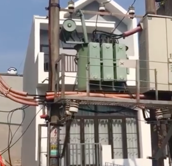 Căn nhà mặt phố gây chú ý bởi chiếc cổng cao thế có 1-0-2 khiến gia chủ không biết nên cười hay khóc-1