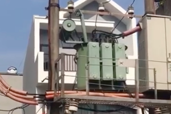 Người phụ nữ ăn mặc sang chảnh thản nhiên cạy cốp, trộm ví nhanh như chớp giữa đường phố tại Hà Nội-2