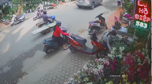 Người phụ nữ ăn mặc sang chảnh thản nhiên cạy cốp, trộm ví nhanh như chớp giữa đường phố tại Hà Nội-1