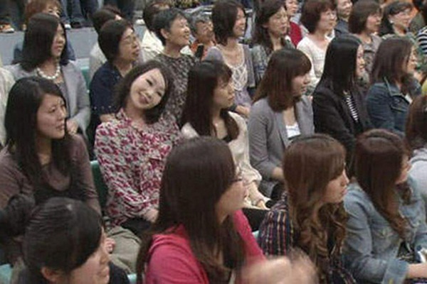 1 năm sau khi chương trình lên sóng, khán giả mới nhận ra chị gái nghiêng đầu xuất hiện trong đó, gây xôn xao MXH Nhật vì quá đáng sợ-1