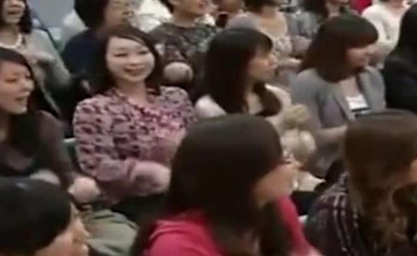 1 năm sau khi chương trình lên sóng, khán giả mới nhận ra chị gái nghiêng đầu xuất hiện trong đó, gây xôn xao MXH Nhật vì quá đáng sợ-3