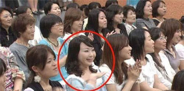 1 năm sau khi chương trình lên sóng, khán giả mới nhận ra chị gái nghiêng đầu xuất hiện trong đó, gây xôn xao MXH Nhật vì quá đáng sợ-4