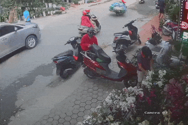 Người phụ nữ ăn mặc sang chảnh thản nhiên cạy cốp, trộm ví nhanh như chớp giữa đường phố tại Hà Nội