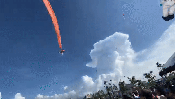 Đi xem thả diều cùng mẹ, bé gái 3 tuổi bị diều cuốn bay lên trời, video ghi lại 20 giây lơ lửng giữa không trung khiến mọi người hoảng sợ-1