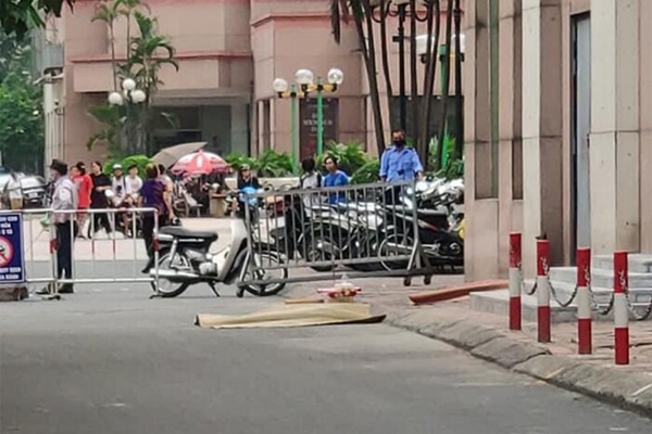 Hiện trường vụ bé gái 6 tuổi rơi từ tầng 12 chung cư tử vong ở Hà Nội: Xót xa cặp vợ chồng trẻ đứng không vững, gào khóc thảm thiết bên thi thể con-5