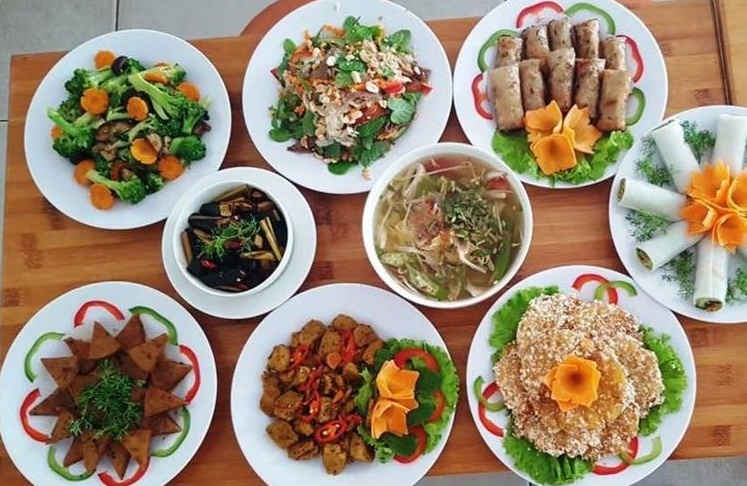 Chi tiền triệu, đủ mâm cỗ chay - mặn cúng rằm tháng Bảy-2