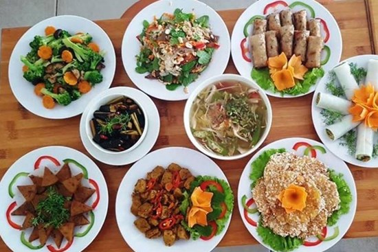 Chi tiền triệu, đủ mâm cỗ chay - mặn cúng rằm tháng Bảy