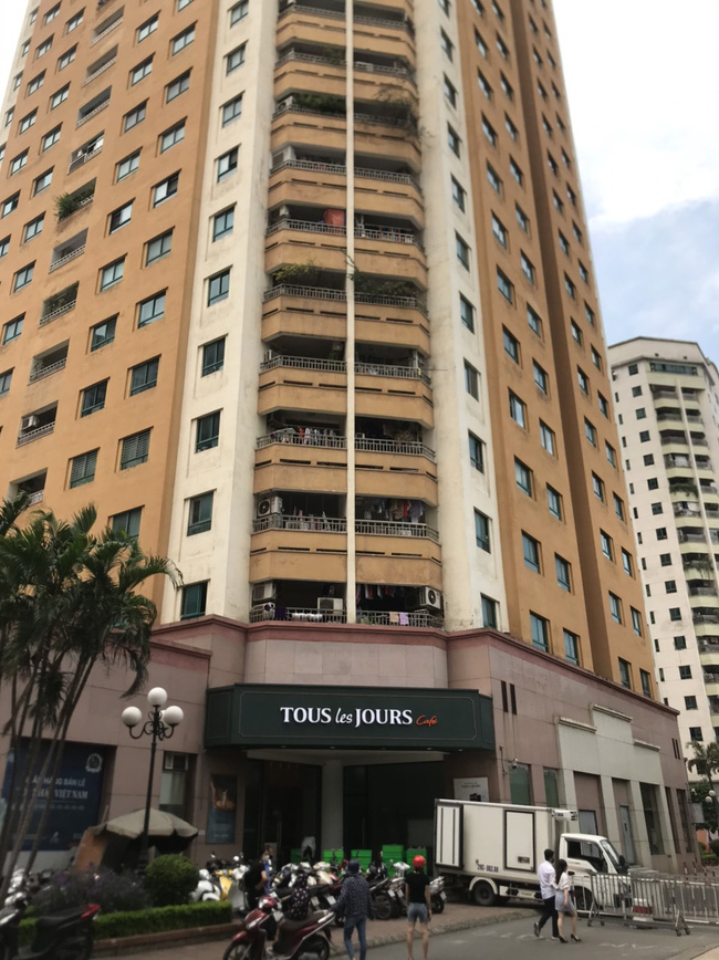 Hiện trường vụ bé gái 6 tuổi rơi từ tầng 12 chung cư tử vong ở Hà Nội: Xót xa cặp vợ chồng trẻ đứng không vững, gào khóc thảm thiết bên thi thể con-1