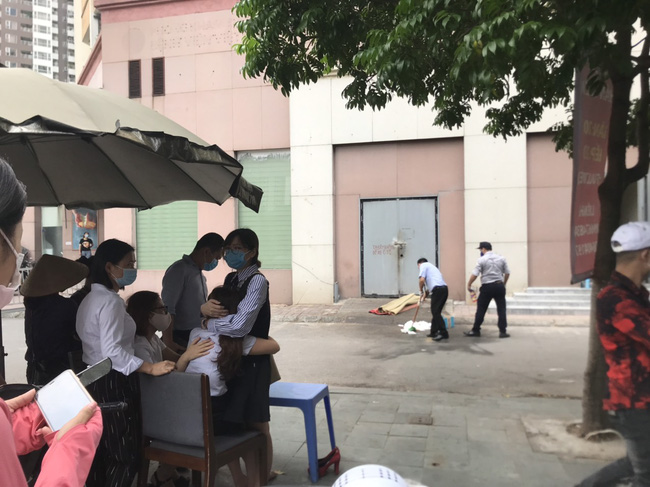 Hiện trường vụ bé gái 6 tuổi rơi từ tầng 12 chung cư tử vong ở Hà Nội: Xót xa cặp vợ chồng trẻ đứng không vững, gào khóc thảm thiết bên thi thể con-2