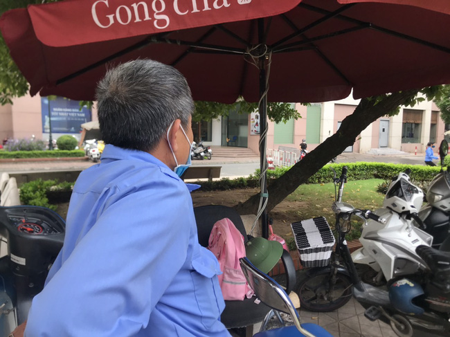 Hiện trường vụ bé gái 6 tuổi rơi từ tầng 12 chung cư tử vong ở Hà Nội: Xót xa cặp vợ chồng trẻ đứng không vững, gào khóc thảm thiết bên thi thể con-3