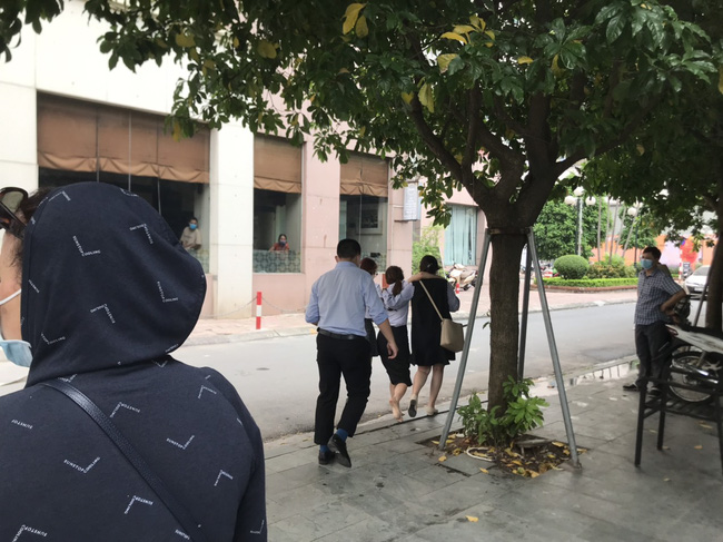 Hiện trường vụ bé gái 6 tuổi rơi từ tầng 12 chung cư tử vong ở Hà Nội: Xót xa cặp vợ chồng trẻ đứng không vững, gào khóc thảm thiết bên thi thể con-4