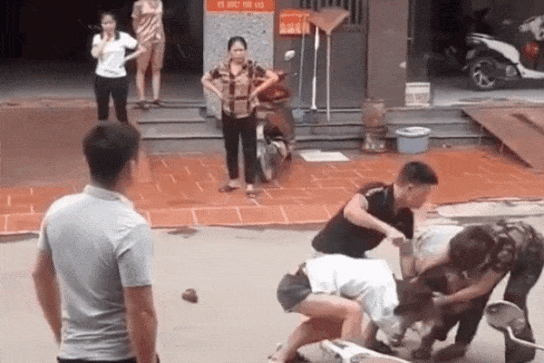 Phẫn nộ gã đàn ông đánh vợ dã man để bênh bồ: Coi chừng dính án tù-3