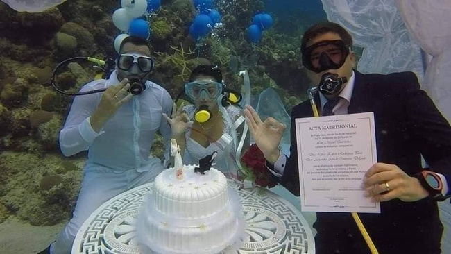 Đám cưới có 1-0-2: Những bức ảnh quá chất được tổ chức dưới đáy biển, nhìn cảnh dâu rể mà tất cả phải băn khoăn vì một lý do!-4