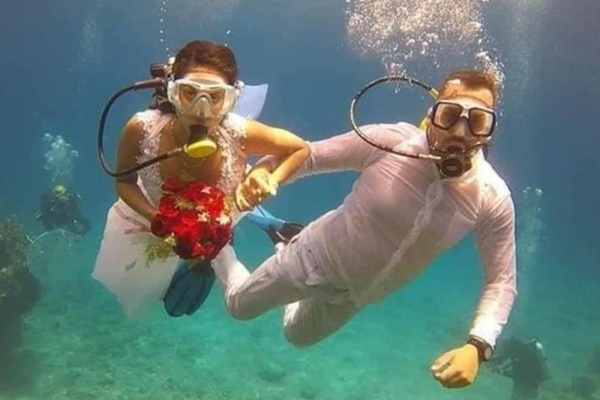 Cô dâu nặng gánh vào ngày cưới: Vừa đeo vàng nặng trĩu, vừa được chồng tặng bánh kem chứa cả dây tiền-3