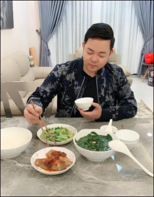 Sau ly hôn, nhạc sĩ Nhật ký của mẹ khoe cơm mẹ nấu, hối lỗi khi chưa tặng biệt thự-4