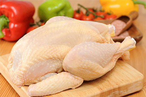 Thả một nắm lá vào nước sôi để làm gà, đảm bảo sạch cả lông măng, thịt thơm ngon hơn hẳn-1